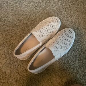 Vionic slip on nude kicks! super comfortable! women’s size 9.5